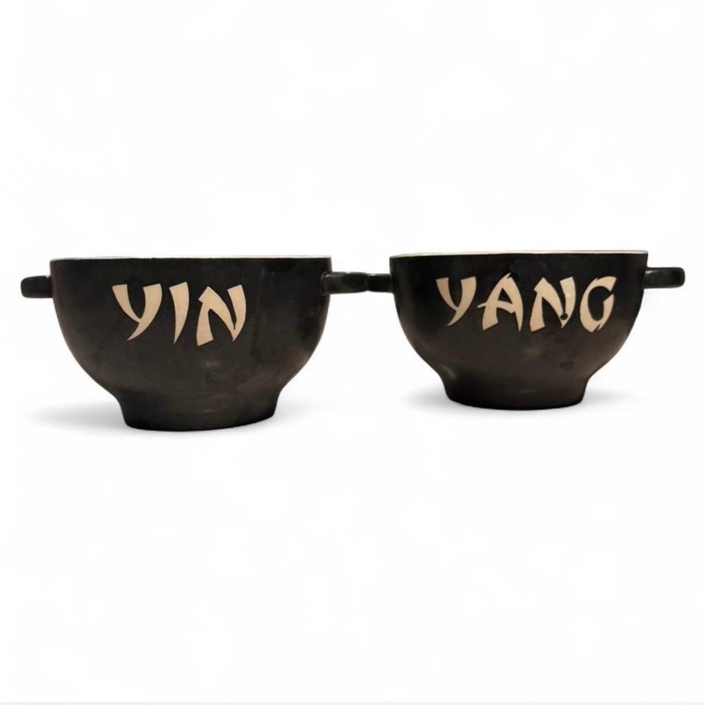 ✨Yin and Yang black and white bowls✨